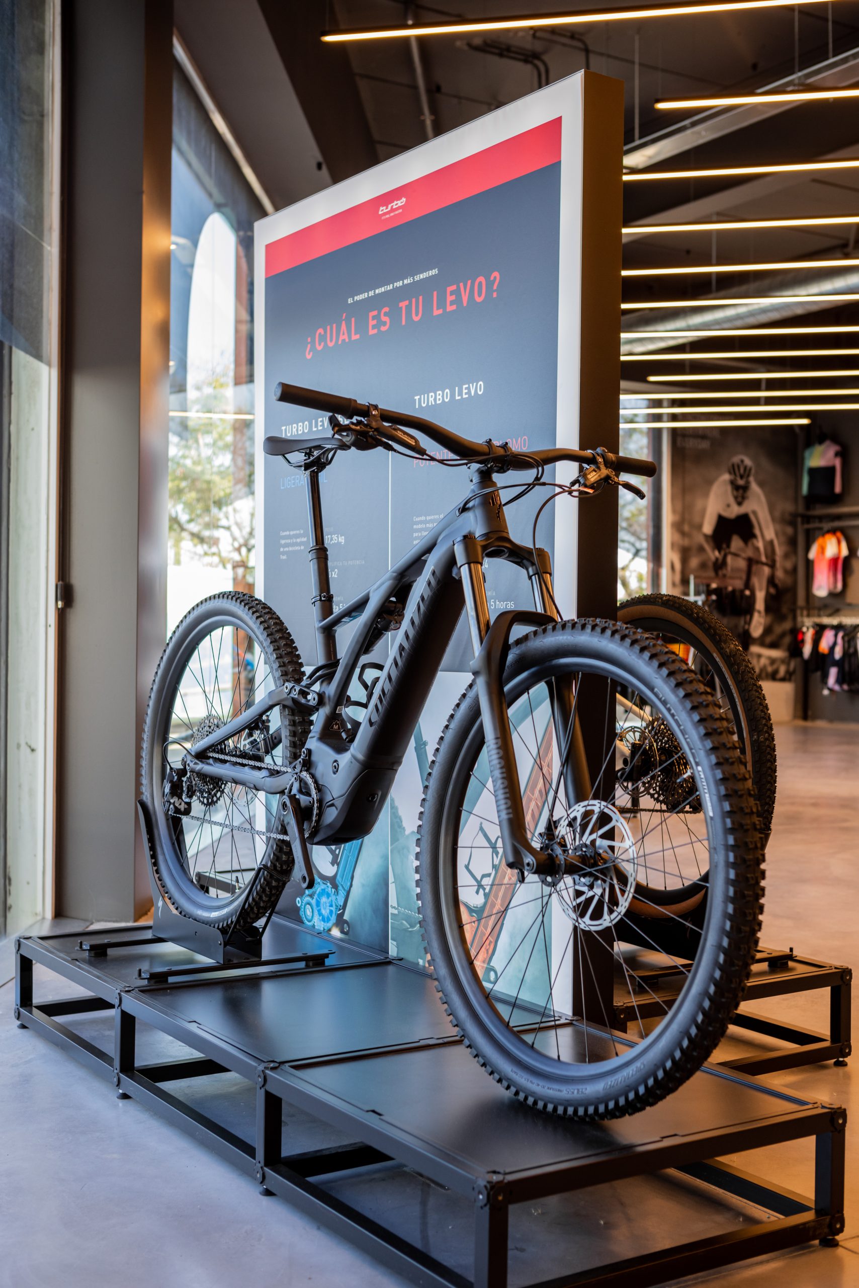 Interiorismo para tiendas: Ideas creativas para atraer y fidelizar clientes 26 El escaparate es el primer filtro: comunica la propuesta de valor en segundos.