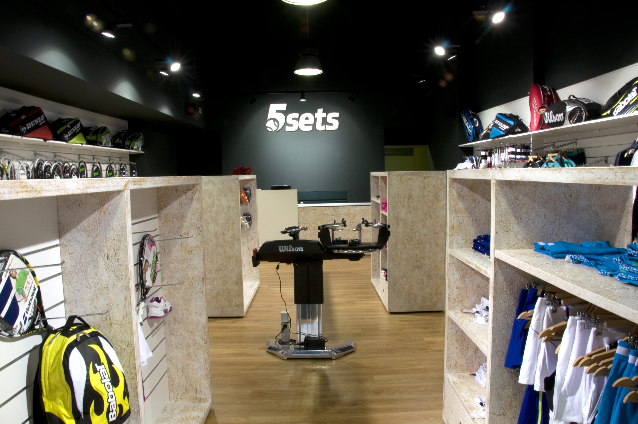 Interiorismo para tiendas: Ideas creativas para atraer y fidelizar clientes 27 Ejemplo de iluminación de acento sobre productos en estantería